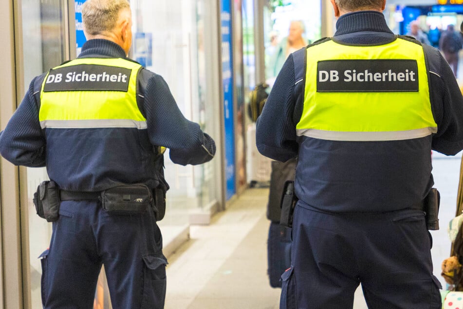Mitarbeiter der DB Sicherheit gingen zwischen die beiden Männer.