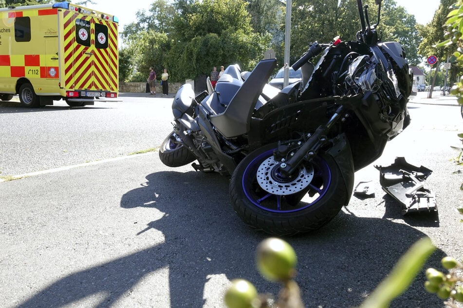 Mehr als nur ein Blechschaden: Die abgefetzten Teile der Yamaha NMAX 125 liegen neben dem Unfall-Roller auf der Straße.