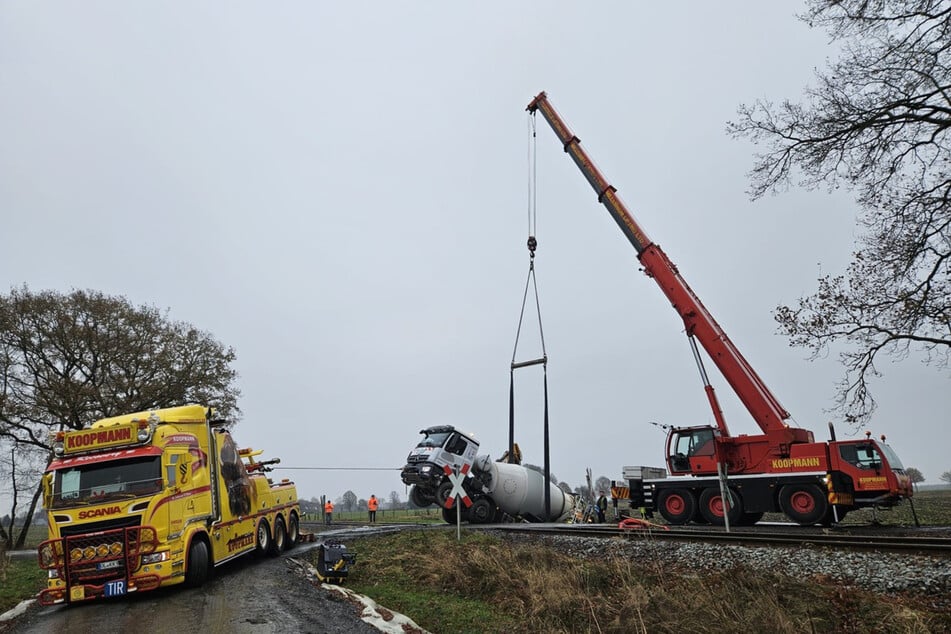 Mithilfe eines Krans konnte der Betonmischer geborgen werden.