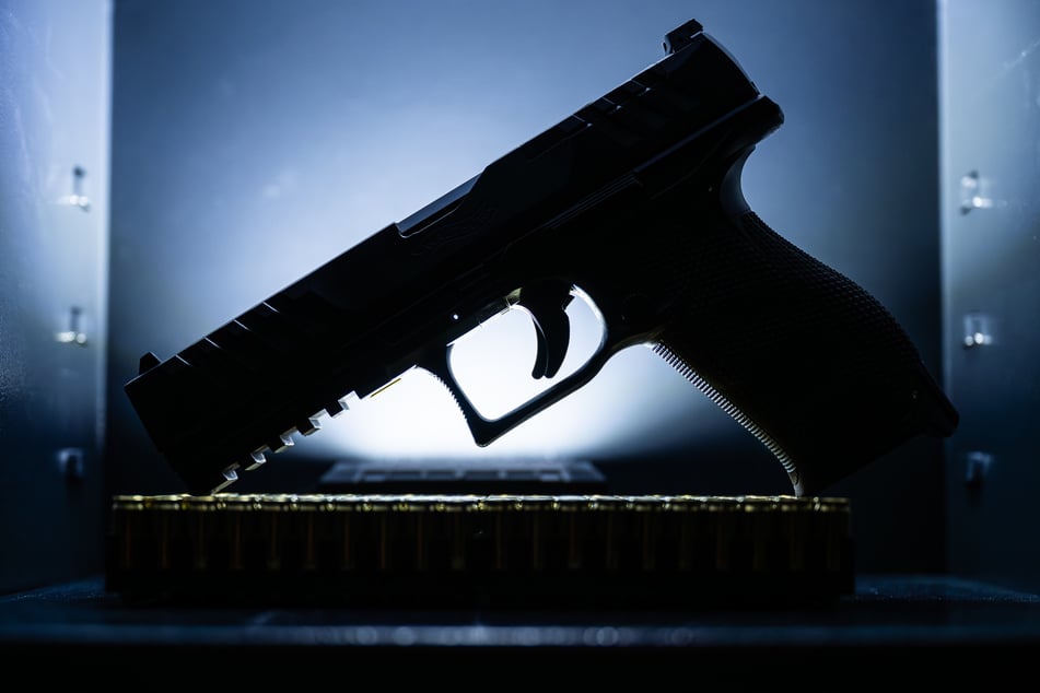 Weil eine Frau eine scharfe Waffe zur Polizei gebracht hat, wird gegen sie ermittelt. (Symbolbild)
