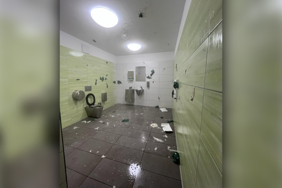 In dem Toilettenraum in Blankenburg herrscht das blanke Chaos, nachdem zwei 14-Jährige hier gewütet haben.