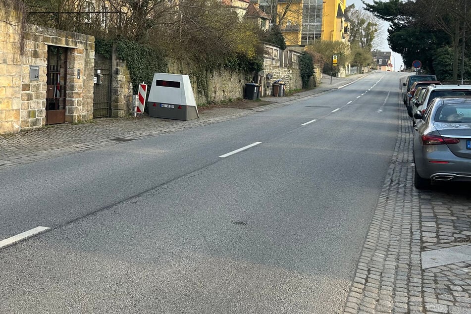 In Fahrtrichtung Pillnitz steht der Superblitzer auf der linken Straßenseite.