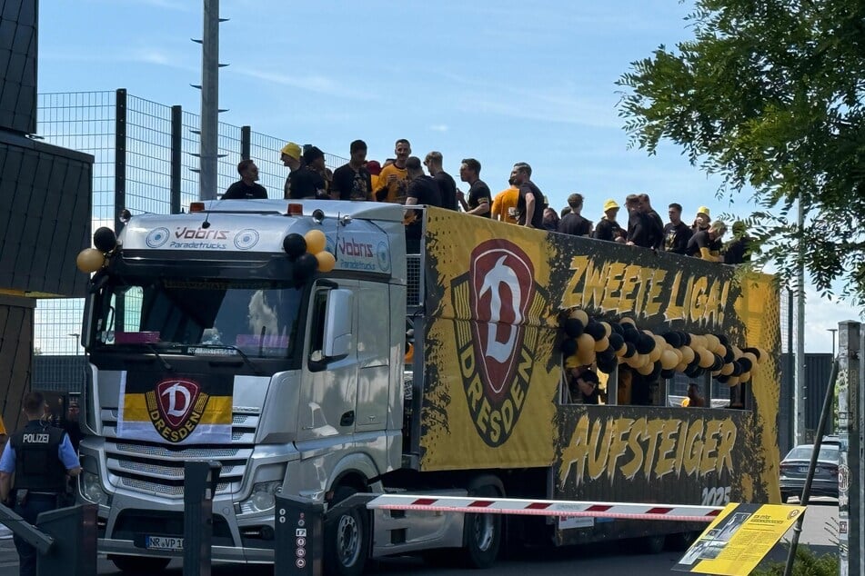 Um 13.40 Uhr setzt sich der Paradetruck von Dynamo Dresden am Trainingszentrum in Bewegung.