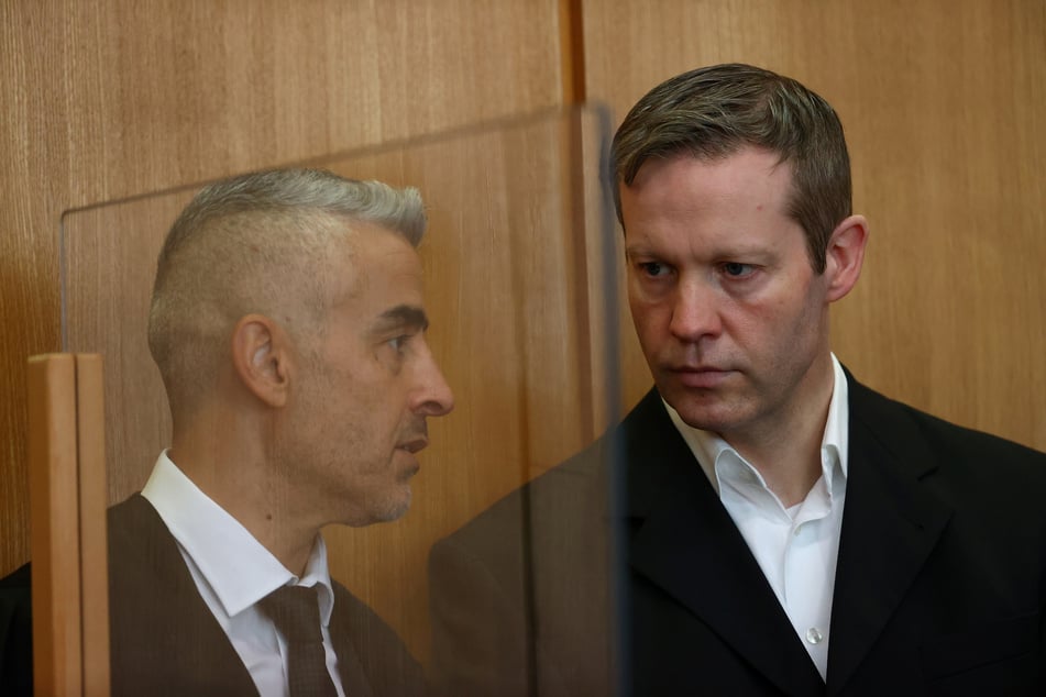 Der Angeklagte Stephan Ernst (r.) und sein Anwalt, Mustafa Kaplan.