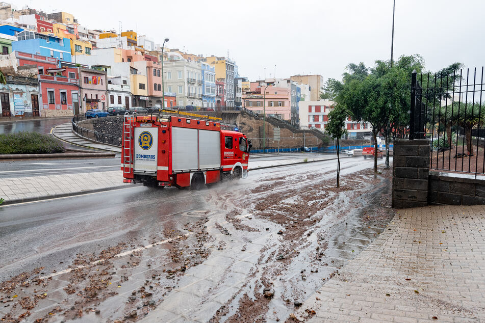 Die Regierung der Kanarischen Inseln hat darum gebeten, an diesem Wochenende auf Reisen zu verzichten, da Regen, Wind und Sturm durch den Tropensturm "Hermine" südlich der Inseln vorhergesagt werden.