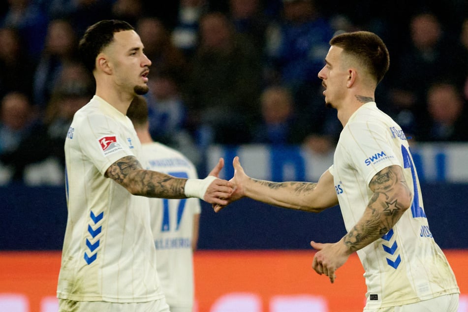 Mateusz Zukowski (r., 24) durfte sich beim Spiel gegen Schalke gleich zweimal in die Torjägerliste eintragen.