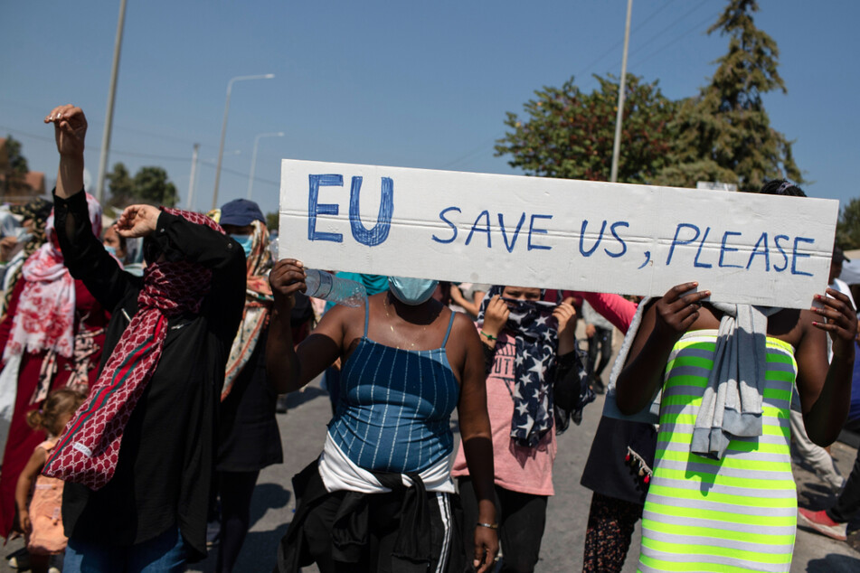 Lesbos, nahe der Stadt Mytilene am Montag: Migranten protestieren und fordern Hilfe der EU.