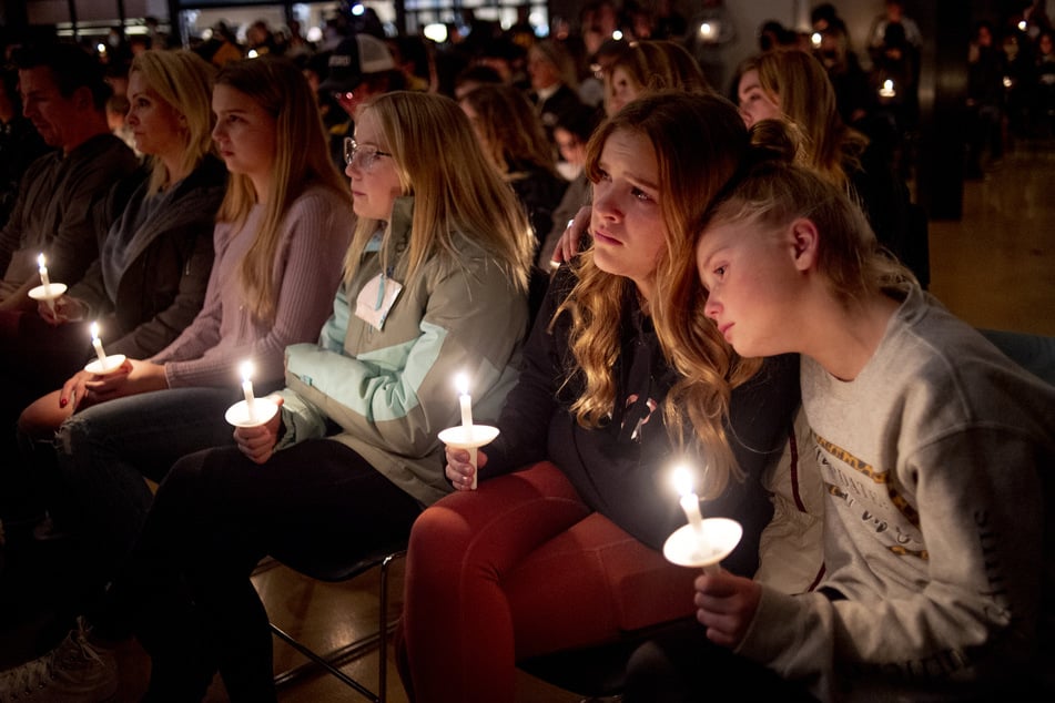 Die Jugendlichen gedenken mit Kerzen den Toten und Verletzten.