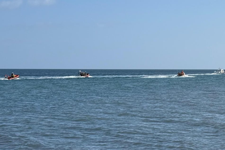 Mit mehreren Booten versuchen die Einsatzkräfte, den Wal vor einer erneuten Strandung zu bewahren.