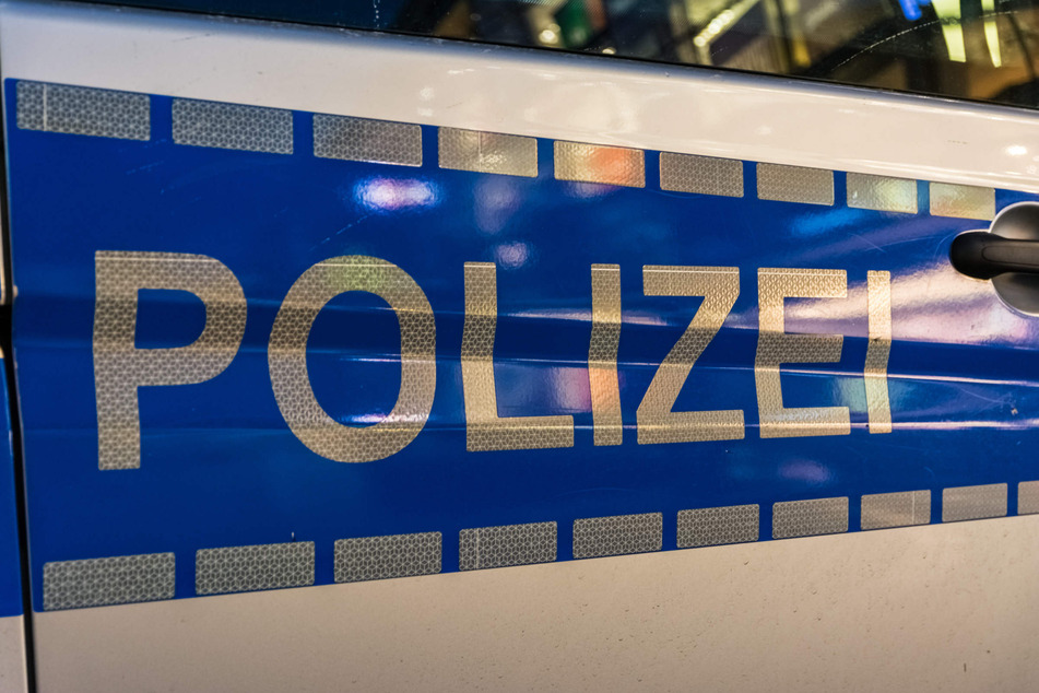 Ein 20-Jähriger ist am Sonntag bei einem Unfall in Bad Honnef schwer verletzt worden. Zuvor hatten sich zwei Männer (beide 18) ein mutmaßliches Rennen geliefert. (Symbolbild)