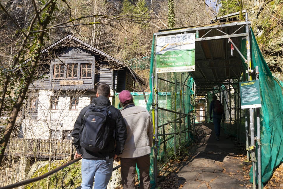 Die Hamburger Sebastian Kahl (37) und Lara Diener (29) betrachten die Sicherungen an der Baude.