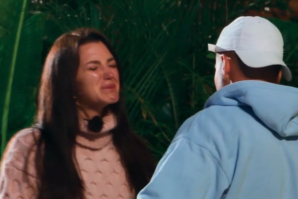 Im letzten Moment schafft es Jenny (27) noch, Marvin (30) umzustimmen.