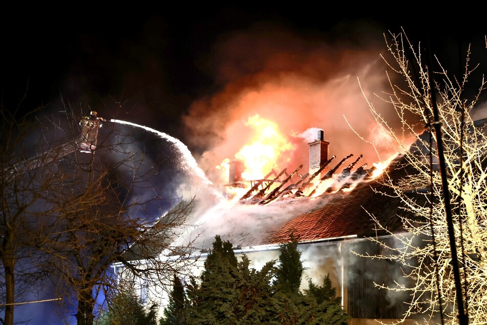 Die Flammen griffen teilweise auf ein angrenzendes Wohnhaus über.