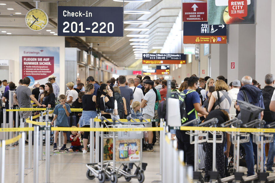 Gewohntes Bild: Passagiere stehen in einer Warteschlange von mehreren hundert Metern für die Sicherheitskontrolle am Flughafen Köln/Bonn an.