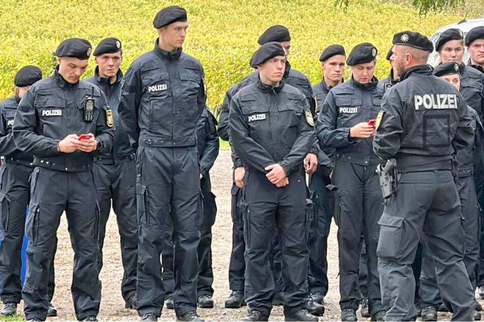 Im Lindenhofpark wird nach Spuren, die im Zusammenhang mit dem Leichenfund stehen könnten, gesucht.