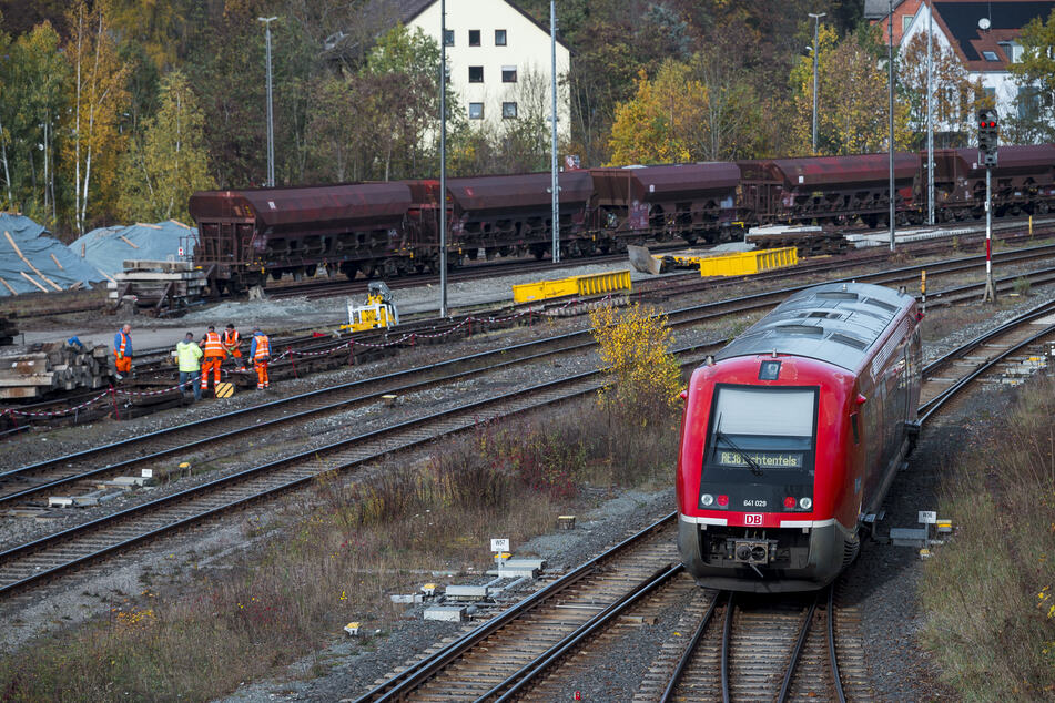 Zwischen Hof und Nürnberg sind Diesel-Züge im Einsatz, weil die Oberleitung fehlt.