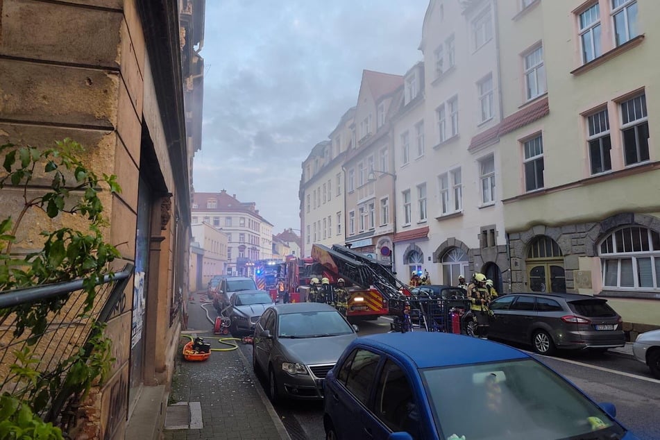 Die Einsatzkräfte begleiteten zwei Personen aus dem leer stehenden Gebäude.