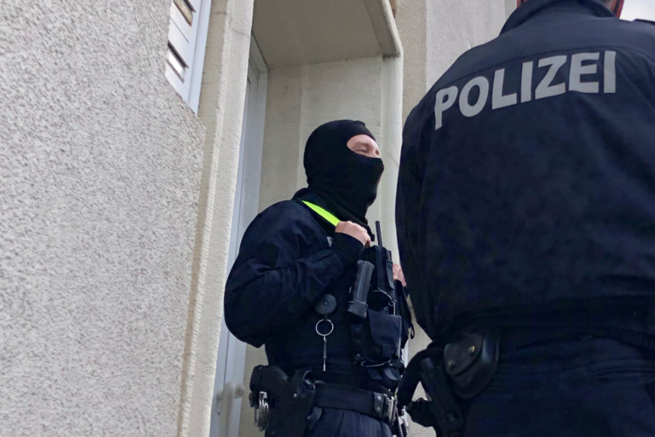 Polizisten stehen im Rahmen einer Durchsuchung vor einem Wohnhaus in Osnabrück in Niedersachsen.