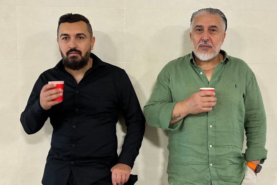 Mustafa Böcek (l.), Bruder des verstorbenen Familienvaters, und Yilmaz Böcek, Vater des Verstorbenen, stehen vor der Prozessfortsetzung nach dem Tod der Hamburger Familie im Türkeiurlaub im Justizpalast Caglayan.
