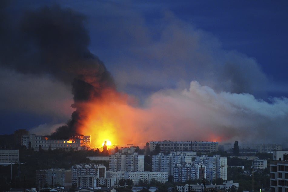 Feuer und Rauch steigen von der Stelle auf, an der eine russische Rakete ein Wohngebiet in Charkiw traf. (Archivfoto)