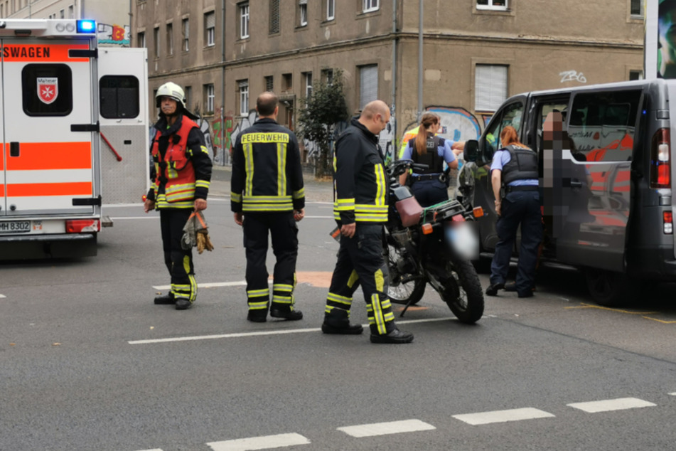 Der Fahrer und der Sozius des Motorrads wurden in eine Klinik gefahren.