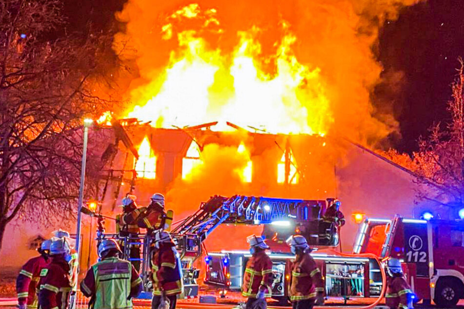 Feuerwehrleute bei den Löscharbeiten der Halle in der Nacht zum Dienstag.
