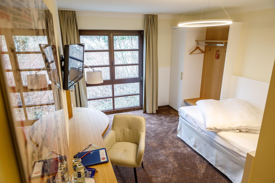 Zimmer und Suiten werden mit Marmor und Kastanienholz ausgestattet.