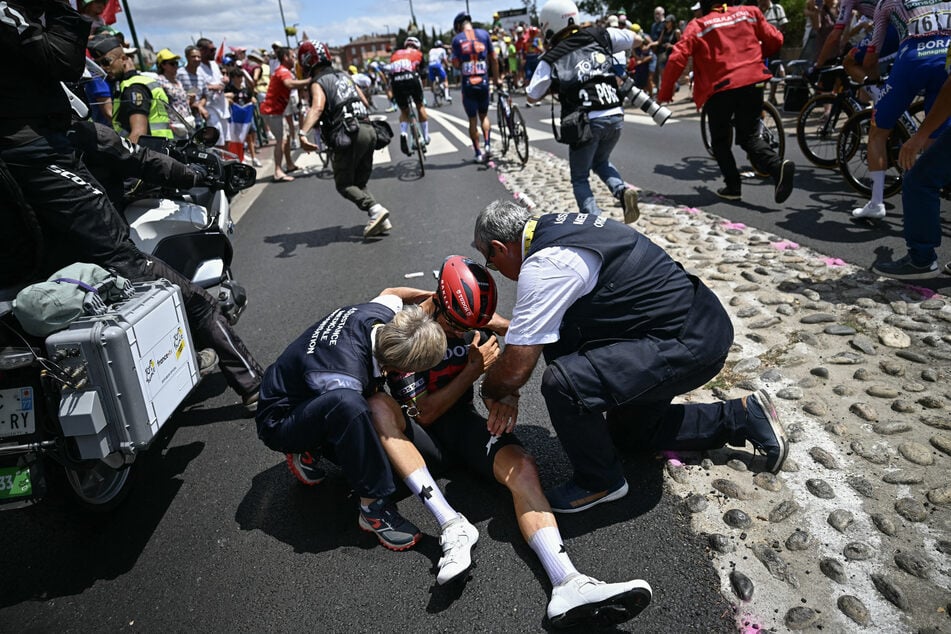 Schon nach rund 15 Kilometern stürzte Alaphilippe schwer und musste sich wieder ans Feld heranarbeiten.