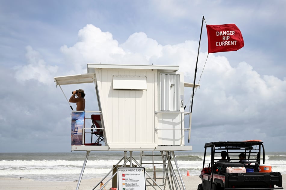 Die beiden Stürme ziehen aktuell bedrohlich nah am US-amerikanischen Coco-Beach vorbei. An Baden ist hier aufgrund der sogenannten "Rip Currents" nicht zu denken. Dabei handelt es sich um Meeresströmungen, die vom Strand wegfließen - eine tödliche, unsichtbare Gefahr für alle Schwimmer.