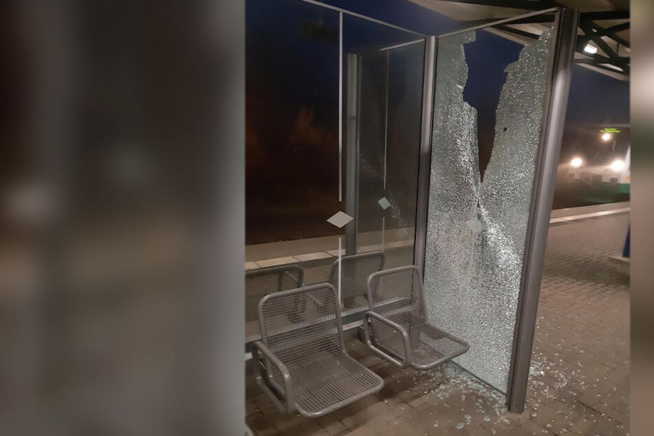 In Falkenstein wurde am Bahnhof eine Scheibe zerstört.