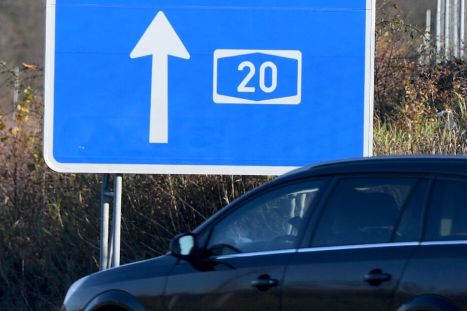 Ein Auto fährt an einem Hinweisschild vorbei auf die Autobahn 20, in deren Nähe die junge Frau gefunden wurde.