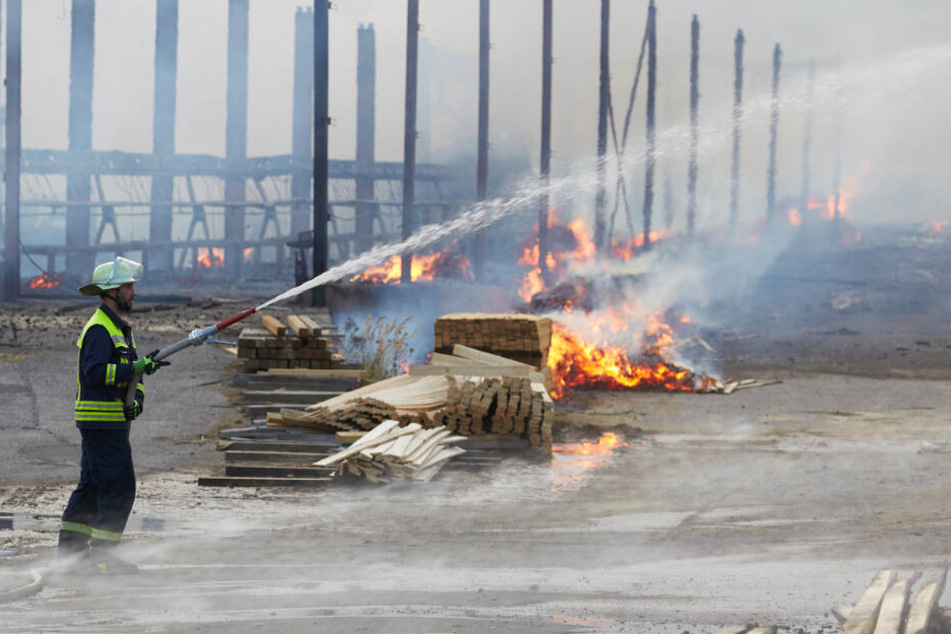 Das Feuer zerstörte die Lagerhallen komplett.