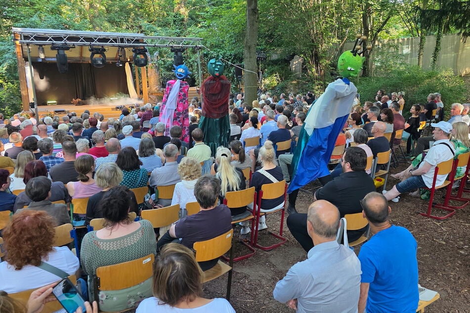 Volles Haus bei der Premiere des 18. Sommertheaters im Schloßpark Altroßthal.
