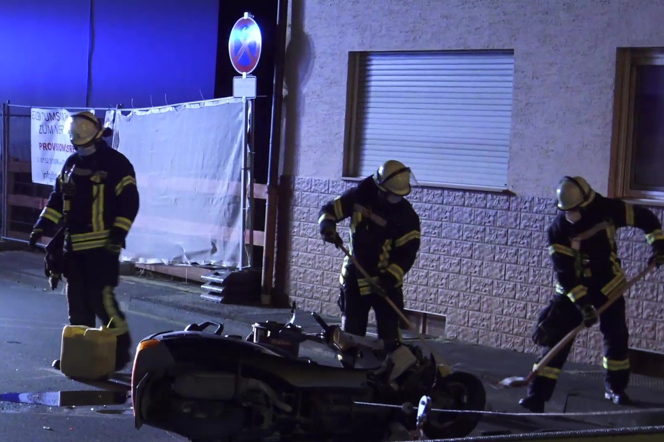 Ein 44-jähriger Rollerfahrer ist am Dienstagabend in Bonn-Holzlar schwer gestürzt. Bei dem Unfall zog er sich schwere Kopfverletzungen zu.