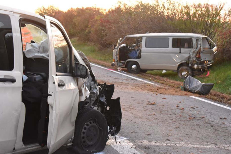 Die beiden in den Unfall verwickelten Fahrzeuge. Vorne der Mercedes, im Hintergrund der VW T3.