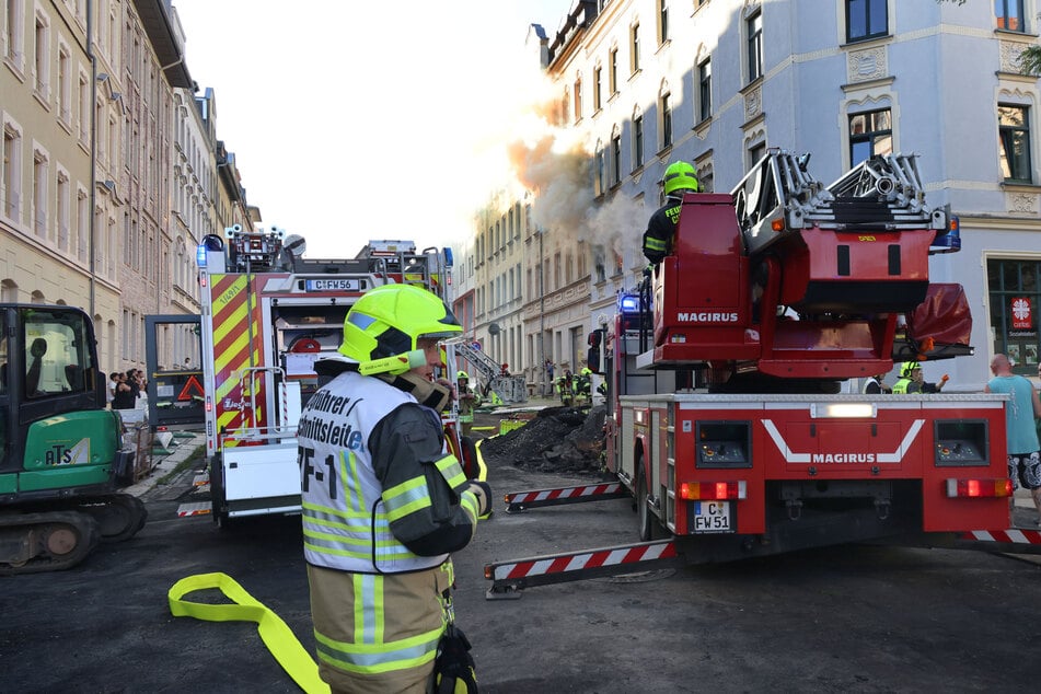 Am Freitagvormittag brannte es in einem Eckhaus auf dem Chemnitzer Sonnenberg. Nun ist eines der Opfer verstorben.