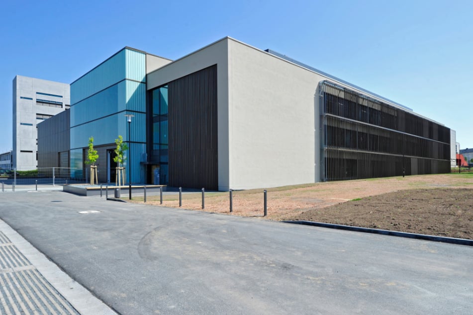 Vor der MERGE-Halle (himmelblau) steht das neue Laborgebäude. Markant sind seine Sonnenschutzanlagen.