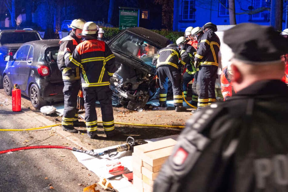 Stromausfall und zerstörte Autos: Suff-Fahrerin hinterlässt Bild der Verwüstung