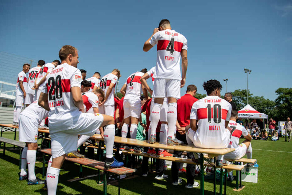 Die Mannschaft macht sich für das Teamfoto bereit.