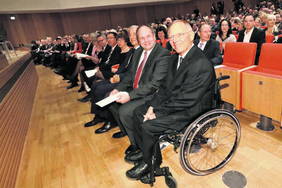 Wolfgang Schäuble (74, CDU), Bundesminister der Finanzen, zählte zu den
geladenen Gästen. Rechts von ihm sitzen OB Hilbert und MP Tillich.