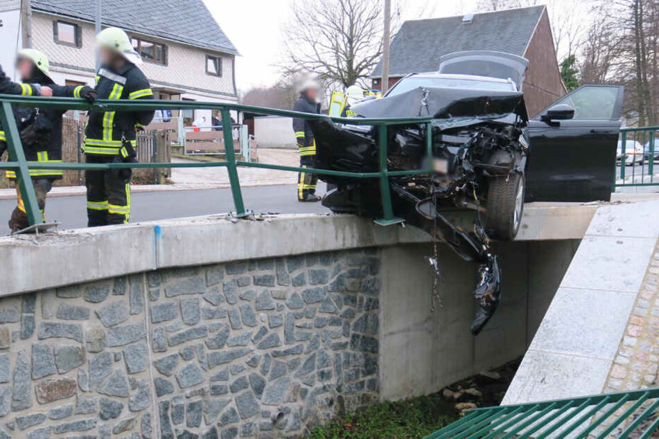 Der Range Rover krachte in Zwönitz durch ein Brückengeländer.