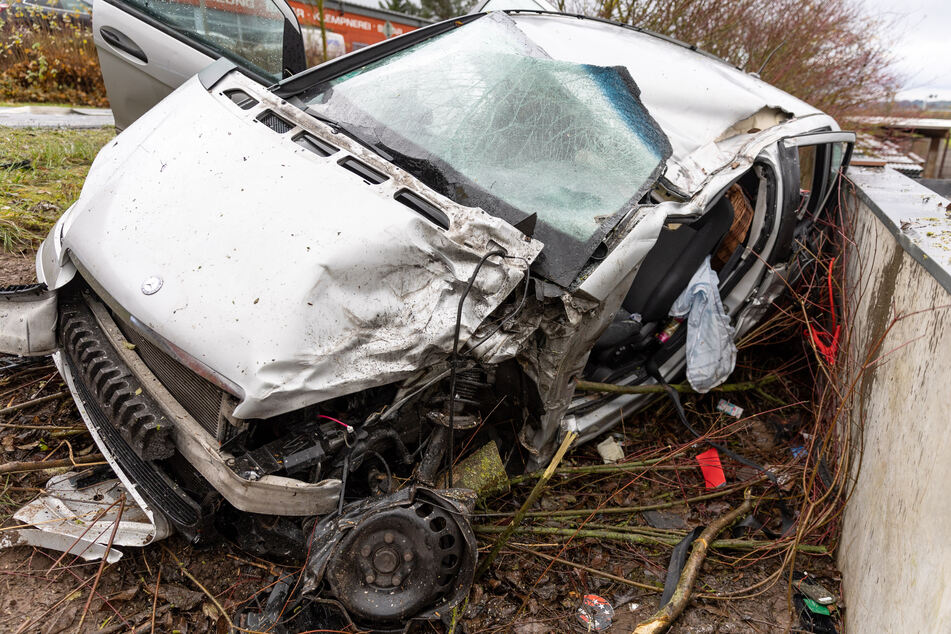 Der Fahrer des Autos wurde beim Unfall in Bayern schwer verletzt.