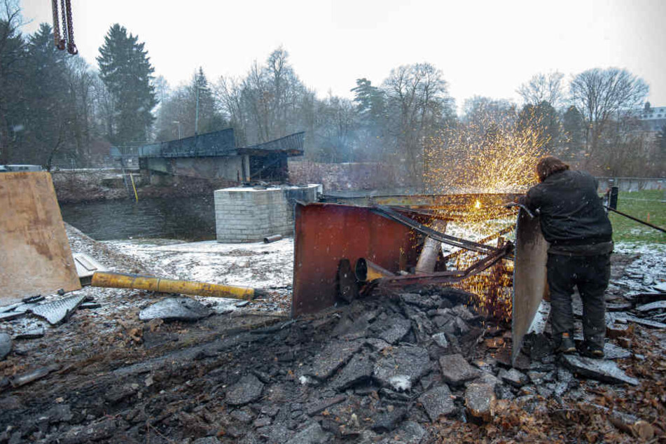 Jetzt wird gebaggert: Seit Donnerstag wird die Ruine abgerissen.