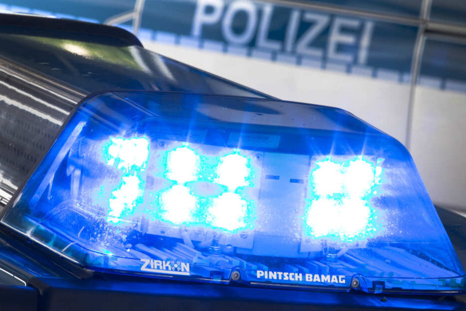 Ein Blaulicht auf dem Dach eines Polizeiwagens.