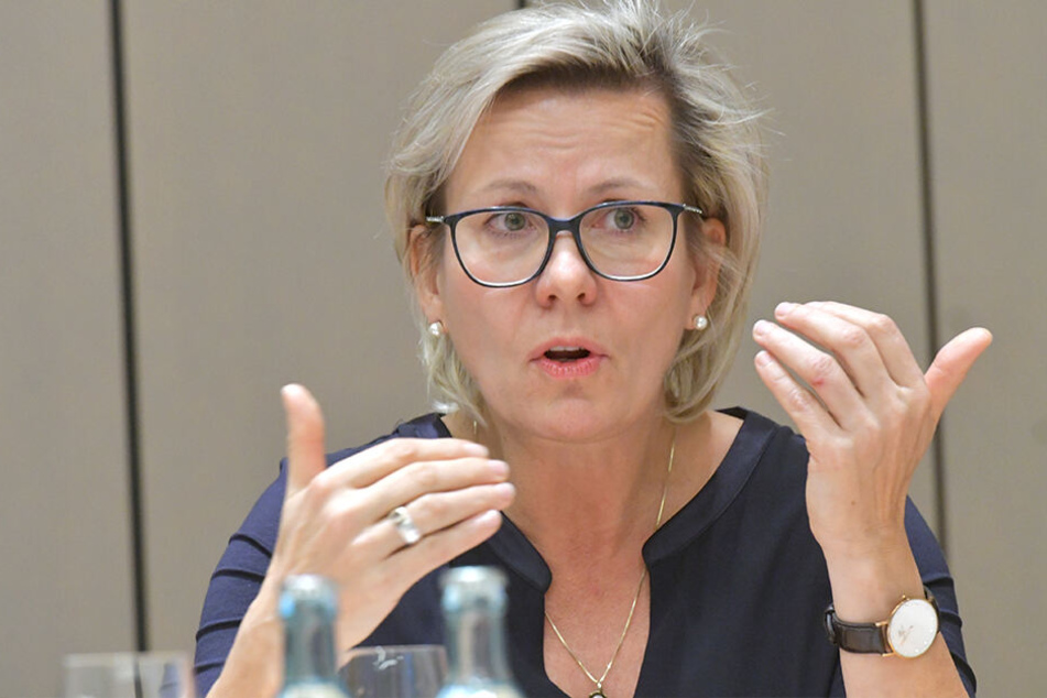Neue Wege in der Pflege? Darüber diskutiert Sozialministerin Barbara Klepsch (53, CDU) mit Bürgern, Angehörigen, Heimbewohnern, Pflegern und Politikern auf 13 "Pflegedialogen" im ganzen Freistaat.