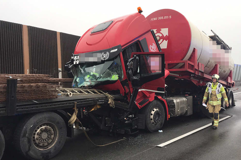 Der Lkw prallte auf den Sattelzug vor ihm.