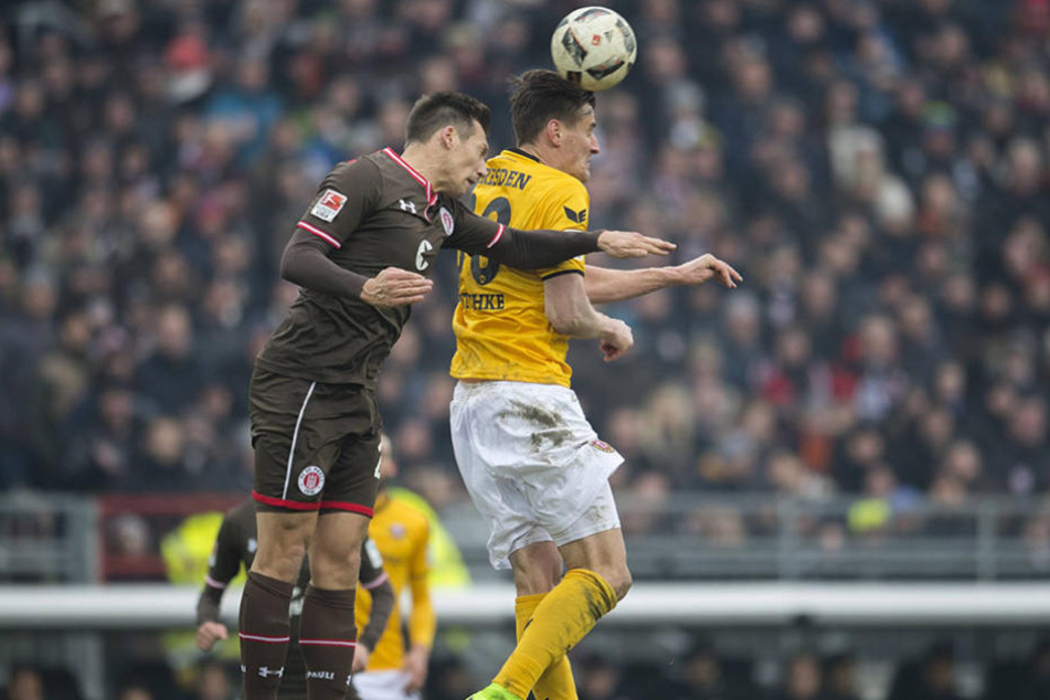 Sören Gonther (l.) im Kopfballduell mit Stefan Kutschke.