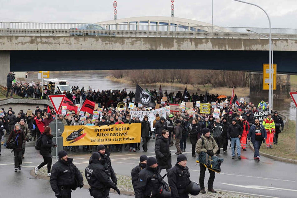"Ihr seid keine Alternative", ist auf einem Banner der Gegendemonstranten zu lesen.