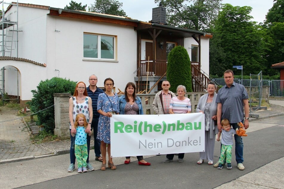 Nachbarn und Anwohner der kleinen Eigenheim-Siedlung in Leutzsch protestieren gegen das Investoren-Projekt der Reinbau GmbH.