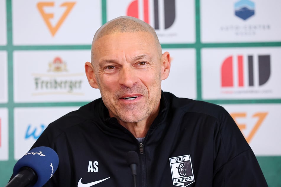 Der neue Trainer der BSG Chemie Leipzig, Alexander Schmidt (57), hat der Mannschaft neuen Mut eingepflanzt.